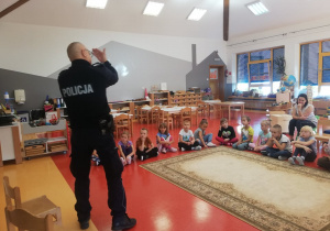 pan policjant prezentuje strój i akcesoria