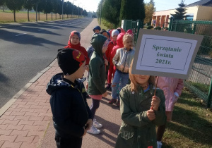 grupa przedszkolaków udaje się na miejsce sprzątania