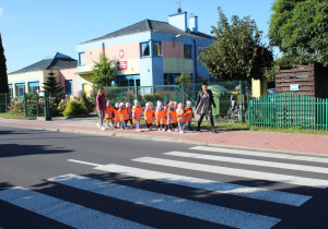 dzieci idą po chodniku