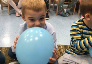 Chłopiec trzyma balon