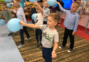 Chłopcy tańczą z balonikami