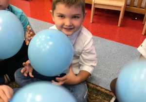 Chłopiec trzyma balon