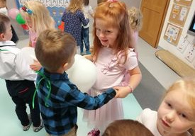 Dzieci bawią się z balonikiem