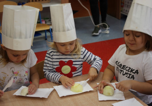 dzieci kroją jabłka