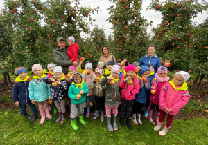 zdjęcie grupowe 6 latków z sadownikiem