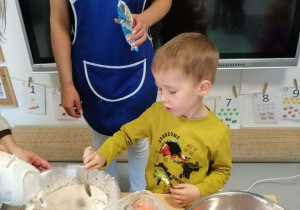 Chłopiec miesza ciasto