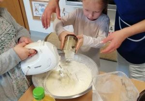 Dziewczynka sypie mąkę