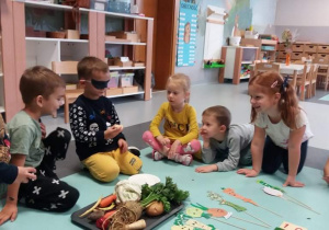 Dzieci oglądają owoce i warzywa