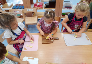 Dzieci kroją jabłka na szarlotkę