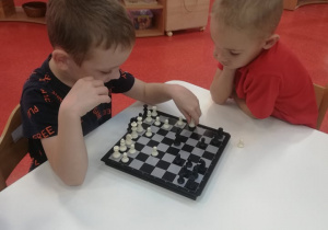 chłopcy grają w szachy