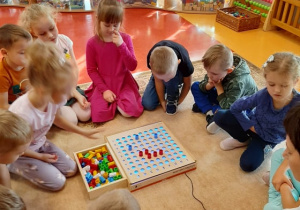 zabawy z kodowaniem na podświetlanej skrzyni