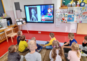 Dzieci ogladają film edukacyjny o ,,1 listopada"
