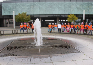 Dzieci z Krecikiem oglądają fontannę 