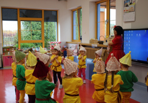 dzieci tańczą do utworu o krasnoludkach