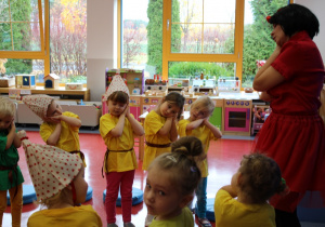 dzieci śpiewają piosenkę o krasnoludkach