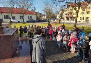 Śpiewanie hymnu pod Pomnikiem Niepodległości w Kleszczowie