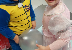 Dzieci trzymają balon