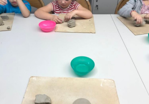 Dziec lepią naczynie z gliny