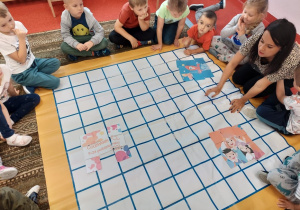 Dzieci układają puzzle na macie do kodowania