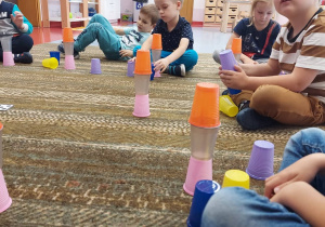 Dzieci układają wieże z kubków