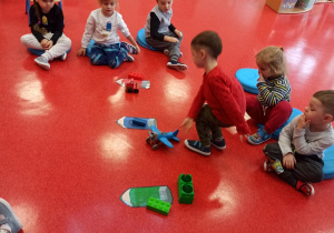 dzieci segregują zabawki według kolorów