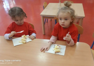 dziewczynki jedzą pyszny tort
