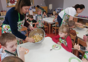 Pani Ewa i pani Justyna nakładają sałatki na talerzyki