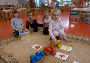 zabawa z piłkami kolorowymi