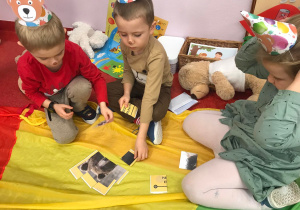Dzieci układają puzzle z gatunkami niedźwiedzi