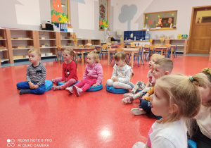 dzieci wykonują ćwiczenia buzi i języka