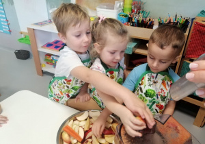 Dzieci wkładaja marchewki