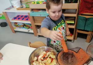 Chłopiec trzyma marchewkę