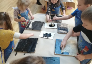 Dzieci wykonuja tabliczki