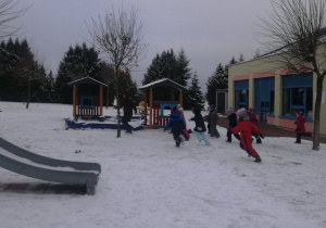 dzieci bawią się w berka z panią