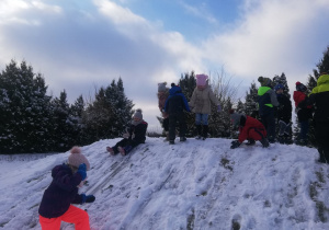 zabawy dzieci na górce