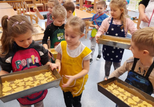 Gotowe ciastka dzieci zanoszą do upieczenia do kuchni