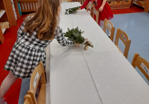 Dziewczynki przygotowują dekoracje stołu