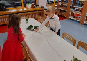 Dzieci dekorują stół