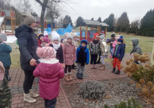 pani rozmawia z dziećmi na temat dokarmiania ptaków