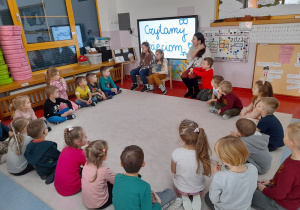 Czytanie bajki o tygrysach przez dziewczynkę 1