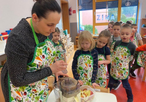 pani Justyna pokazuje ilość wyciśniętego soku