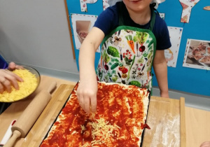 Chłopiec robi pizze