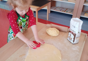 dziewczynka robi ciasteczka