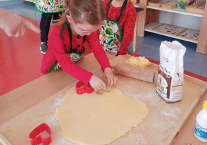 dziewczynka robi ciasteczka