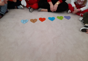 Dzieci ułożyły napis na dywanie