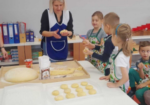 dzieci lepią pączki