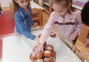 dziewczynki układają pączki