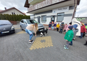 przedszkolaki przed salonem z pieskiem