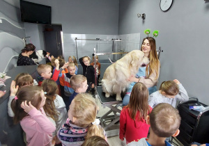 dzieci zadają pani Ilonie pytania