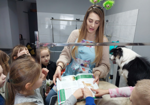 mama Blanki pokazuje książkę o psach